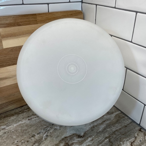 2 Tupperware Cake Takers White Rectangle 622 & Round Harvest Gold 684 & 1 Handle - Picture 4 of 15